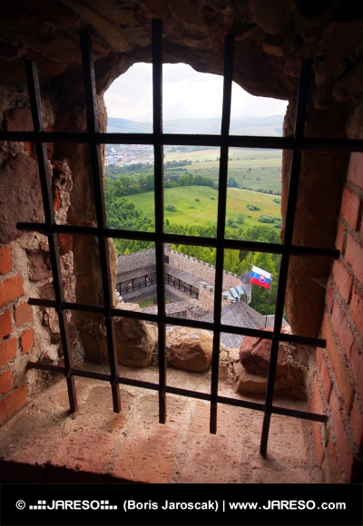 Pohled přes zamřížované okno z hradu Stará Ľubovňa