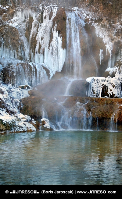 Zmrzlý vodopád v obci Lúčky na Slovensku