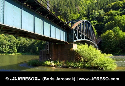 Železniční most nad řekou Váh u Strečna