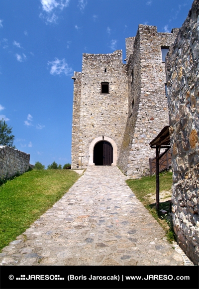 Vstup do hradu Strečno