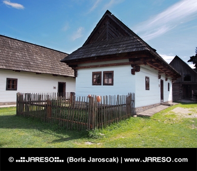 Vzácné dřevěné lidové domy ve skanzenu Pribylina na Slovensku