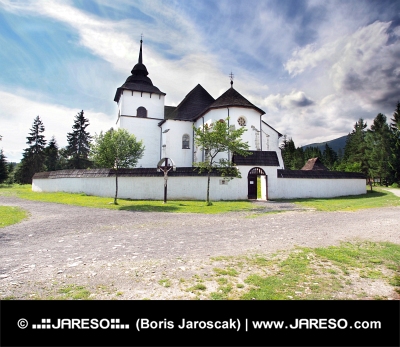 Gotický kostel ve skanzenu Pribylina na Slovensku