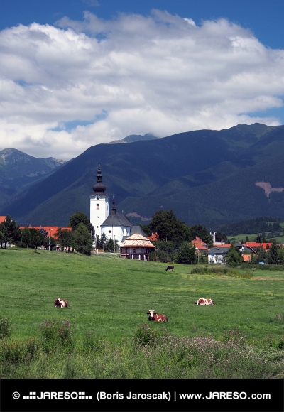 Kostel a kopce v Bobrovci na Slovensku