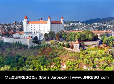Bratislavský hrad s novým bílým nátěrem