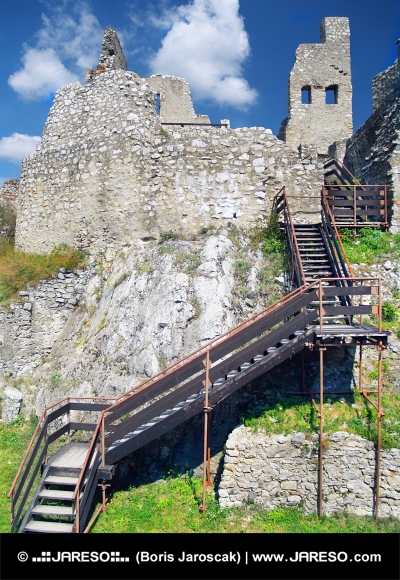 Interiér a schody na hradě Beckov