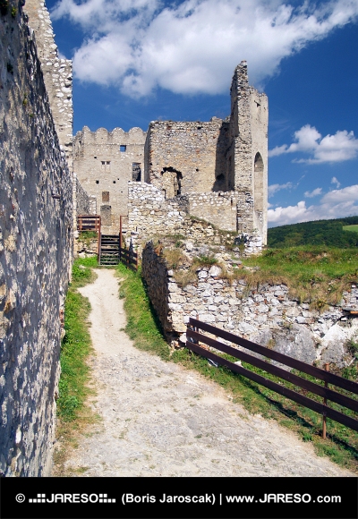 Vnitřní opevnění hradu Beckov