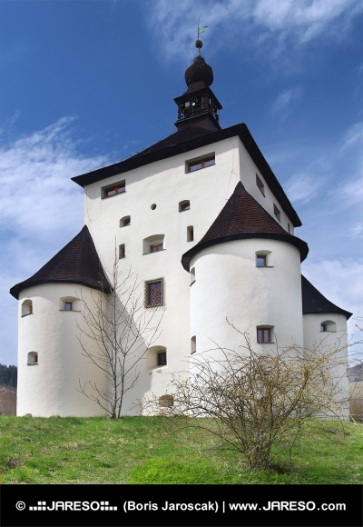 Masivní nárožní bašty Nového zámku v Banské Štiavnici na Slovensku