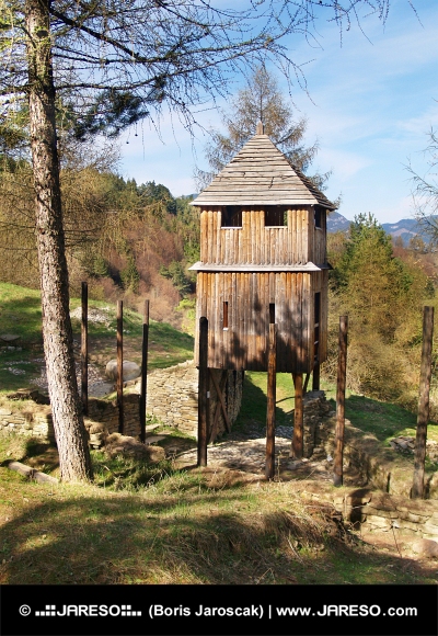 Věž dřevěného opevnění na Havránku na Slovensku