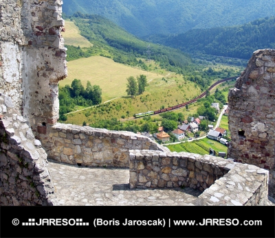 Letní pohled z hradu Strečno
