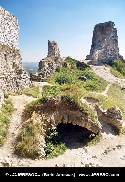 Katakomby Čachtického hradu