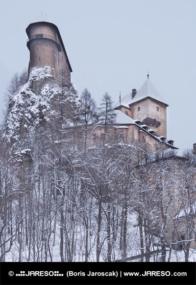 Vzácný pohled na Oravský hrad v zimě