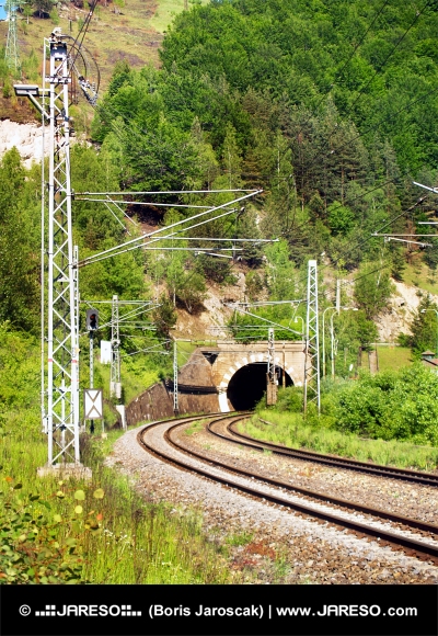 Železniční trať s tunelem při Šútově