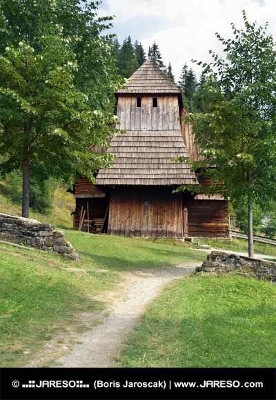 Vzácný dřevěný kostel v Zuberci