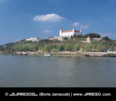 Bratislavský hrad nad řekou Dunaj