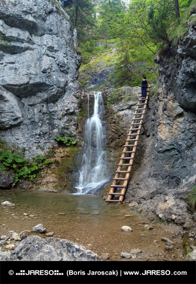 Vodopád a žebřík v Kvačianské údolí