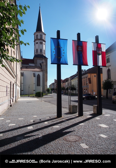 Kostelní věž a vlajky v Levoči
