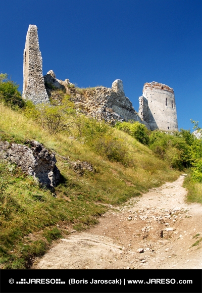 Ruiny stěny Čachtického hradu