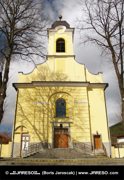 Kostel svatého Kříže v Lúčkách na Slovensku