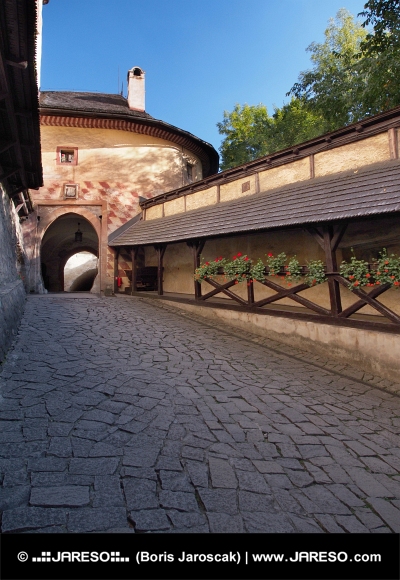 Brána vedoucí na nádvoří Oravského hradu