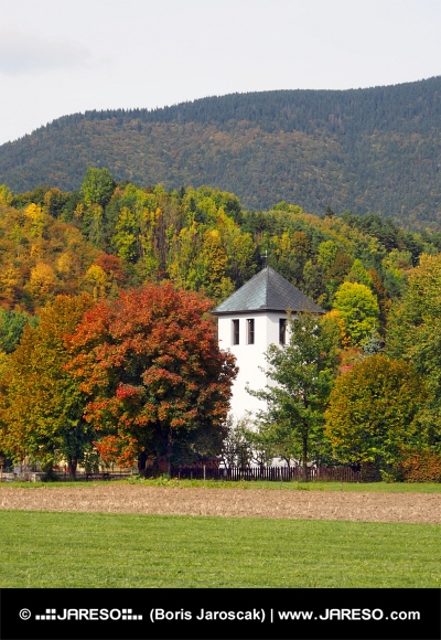 Věž kostela v Liptovské Sielnici na Slovensku