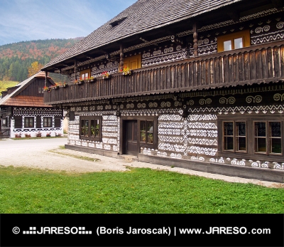 Unikátní lidové domy v obci Čičmany na Slovensku