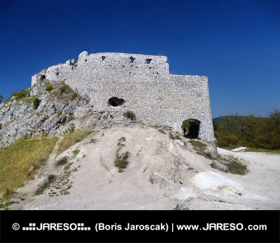 Masivní opevnění hradu Čachtice