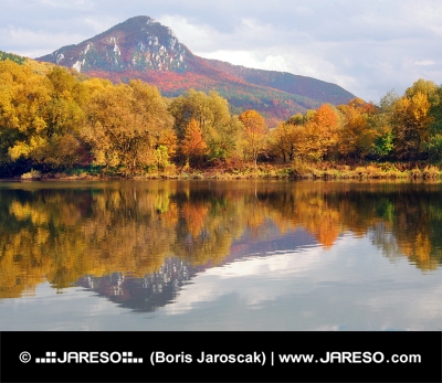 Pohoří Šípské Fatry a řeka Váh na podzim