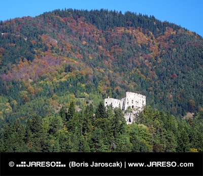 Likavský hrad v hlubokém lese na Slovensku